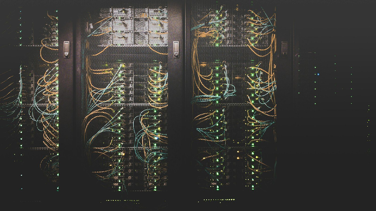 Serverkasten met netwerkkabels en groene lampjes in een datacenter